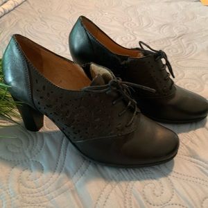 NATURALIZER Black oxford ankle heel boots 7.5 EUC